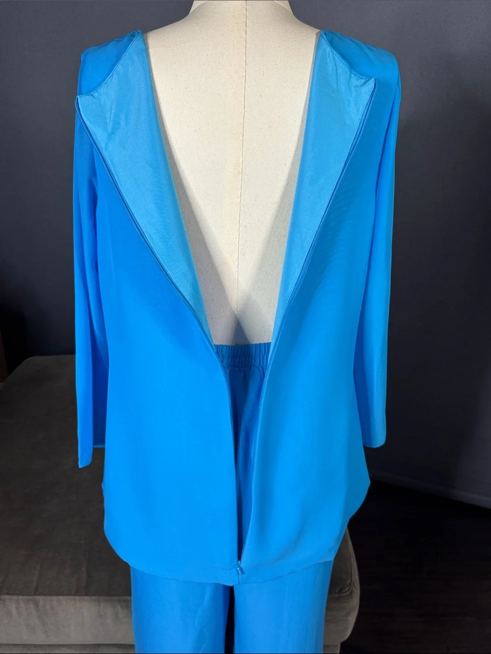 Woman’s Blue Two Piece Ruffled Blouse & Wide-Leg  Formal Pants Set Size 8 NWOT